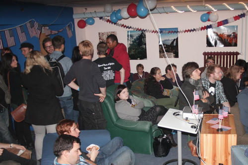 Studierende des John-F.-Kennedy-Instituts haben die Wahlparty organisiert. Nach der langen Nacht gab es ab 7 Uhr ein großes Pancake-Frühstück in der Cafeteria.