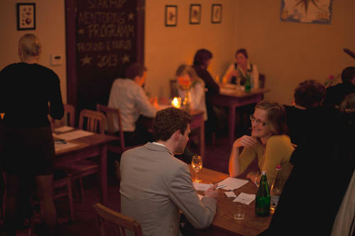 Wer passt zu wem? Mentorinnen und Mentoren suchen Gründerinnen und Gründer.