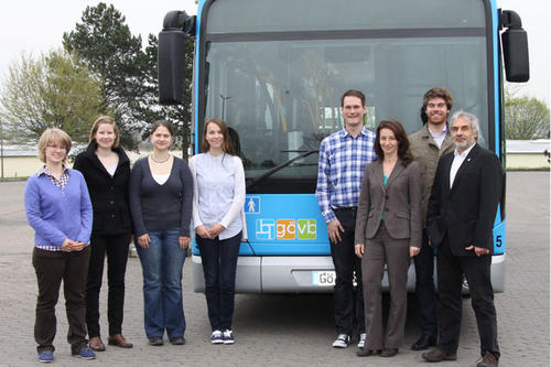 (v.l.n.r.): Anne-Katrin Engelmann (GöVB), Linda Albrecht, Annika Jähnig, Josephine Reuer (Studentinnen der Freien Universität), Jan Fabian Ehmke und Natalia Kliewer (Projektleiter), Student Max Adam und GöVB-Geschäftsführer Michael Neugebauer.