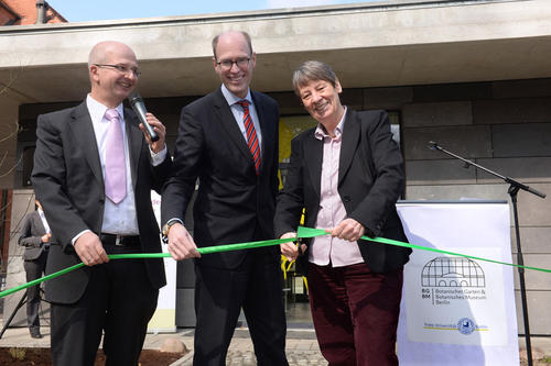 Eröffnung der Saatgutbank: Bundesumweltministerin Dr. Barbara Hendricks (r.) mit dem Direktor des Botanischen Gartens Prof. Dr. Thomas Borsch (l.) und dem Präsidenten der Freien Universität Berlin Prof. Dr. Peter-André Alt.