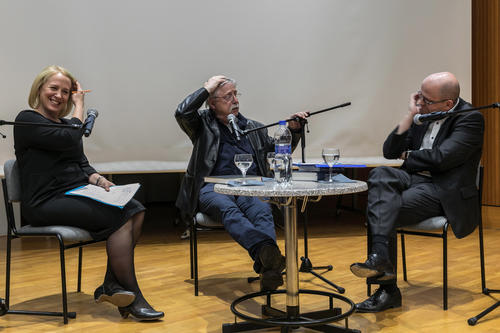 Mit dem Bühnenprofi in der Arena: Romanistikprofessorin Susanne Zepp und Germanistikprofessor Jürgen Brokoff.