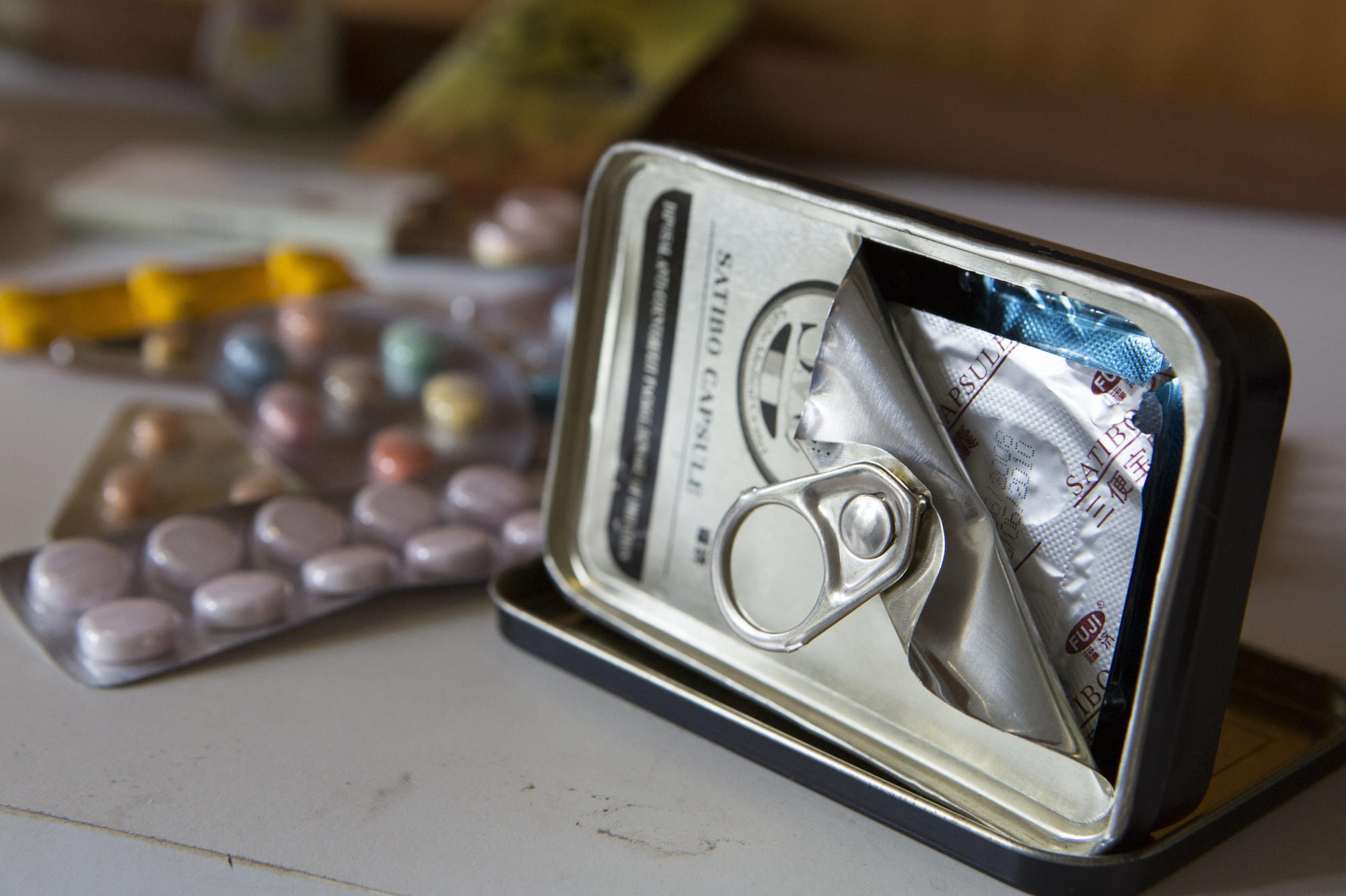 Versteckt in einer Konservendose: Das Foto zeigt bei einer Zollfahndung in Essen entdeckte und von der Staatsanwaltschaft beschlagnahmte illegale und gefälschte Medikamente aus Indien (Mai 2019).