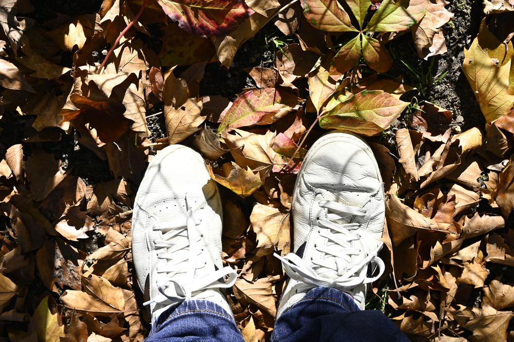 Bei Schuhen links und rechts zu vertauschen, ist unangenehm. In der Chemie sind die Auswirkungen gravierender: Ein spiegelbildliches Molekül kann schädliche Eigenschaften haben, bei einem medizinischen Wirkstoff etwa schwere Nebenwirkungen.
