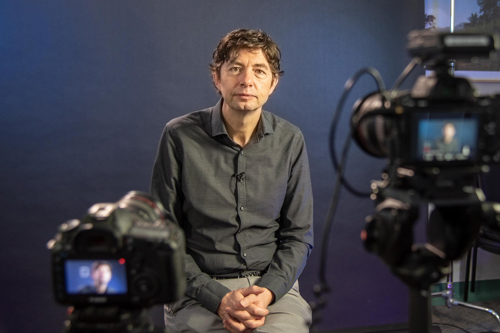 Der Virologe Professor Christian Drosten spricht am 16. Dezember mit der Journalistin Julia Vismann über „Wissenschaftskommunikation und ihre Fallstricke“. Moderiert wird das Gespräch von Jens Rolff und der Pharmazeutin Charlotte Kloft.