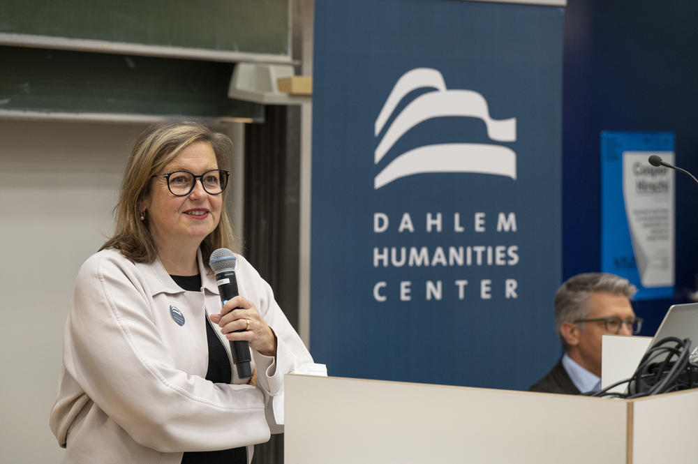 Anita Traninger, Romanistikprofessorin an der Freien Universität und stellvertretende Sprecherin des Dahlem Humanities Center, bei der Begrüßung.