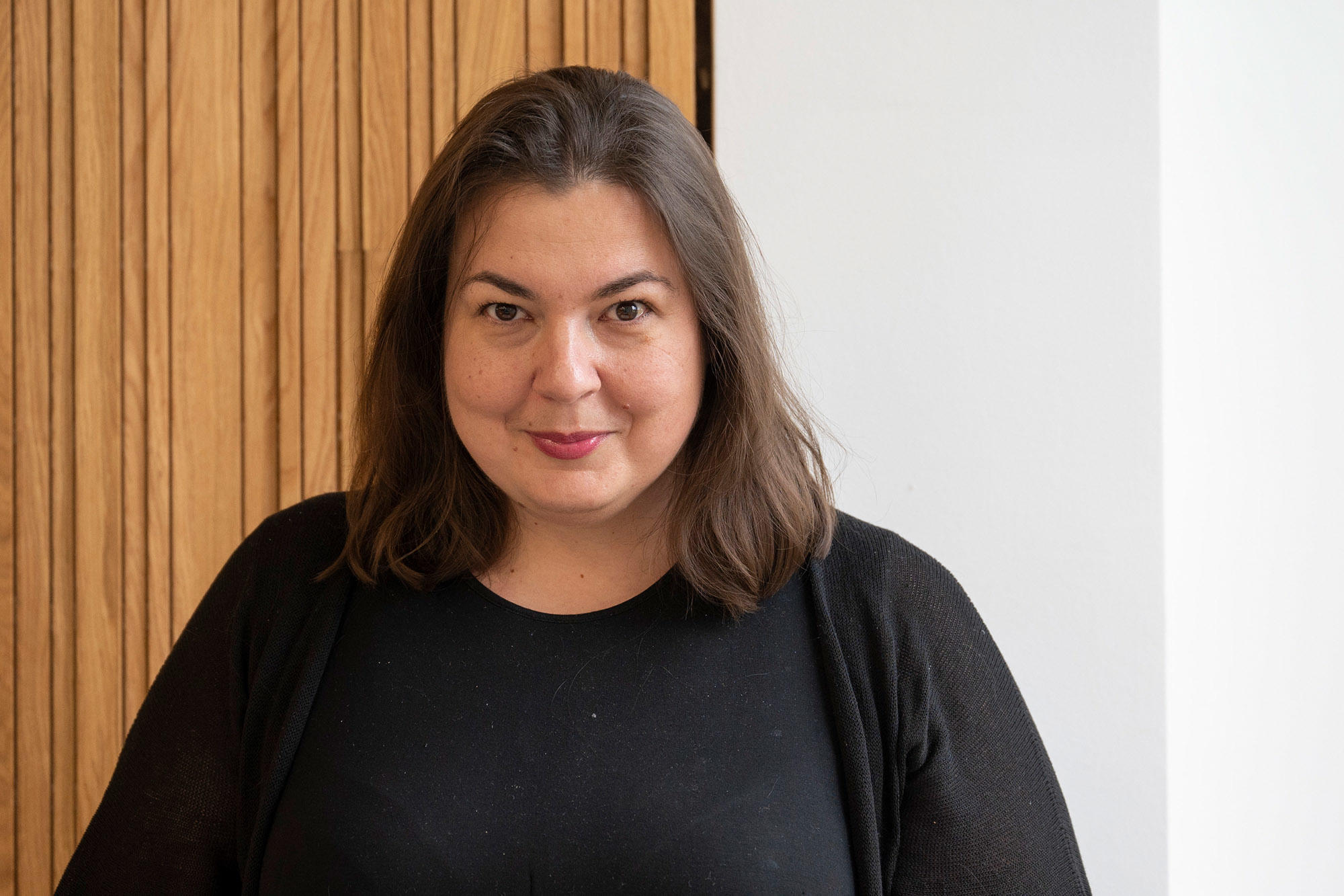 Porträt der Ökonomin Anna Abalkina, die am Osteuropa-Institut der Freien Universität Berlin illegale Aktivitäten im wissenschaftlichen Publikationswesen untersucht.