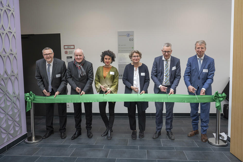 Feierliche Eröffnung: Prof. Dr. Uwe Rösler, Ministerialrat Dr. Dietrich Rassow, Staatssekretärin Armaghan Naghipour, Staatssekretärin Prof. Petra Kahlfeldt, FU-Präsident Prof. Dr. Günter M. Ziegler, Prof. Dr. Georg von Samson-Himmelstjerna (v.l.n.r.)