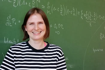 Porträtfoto von Lisa Schliecke vor einer beschriebenen Tafel