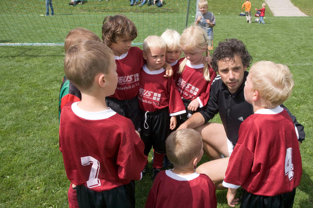 Teamgeist im Trikot: In Sportvereinen lernen Kinder, was eine Gruppe zusammenhält. Oftmals von Ehrenamtlichen getragen, sind sie Orte des Austauschs von Menschen unterschiedlicher politischer Haltung und sozialer Herkunft.