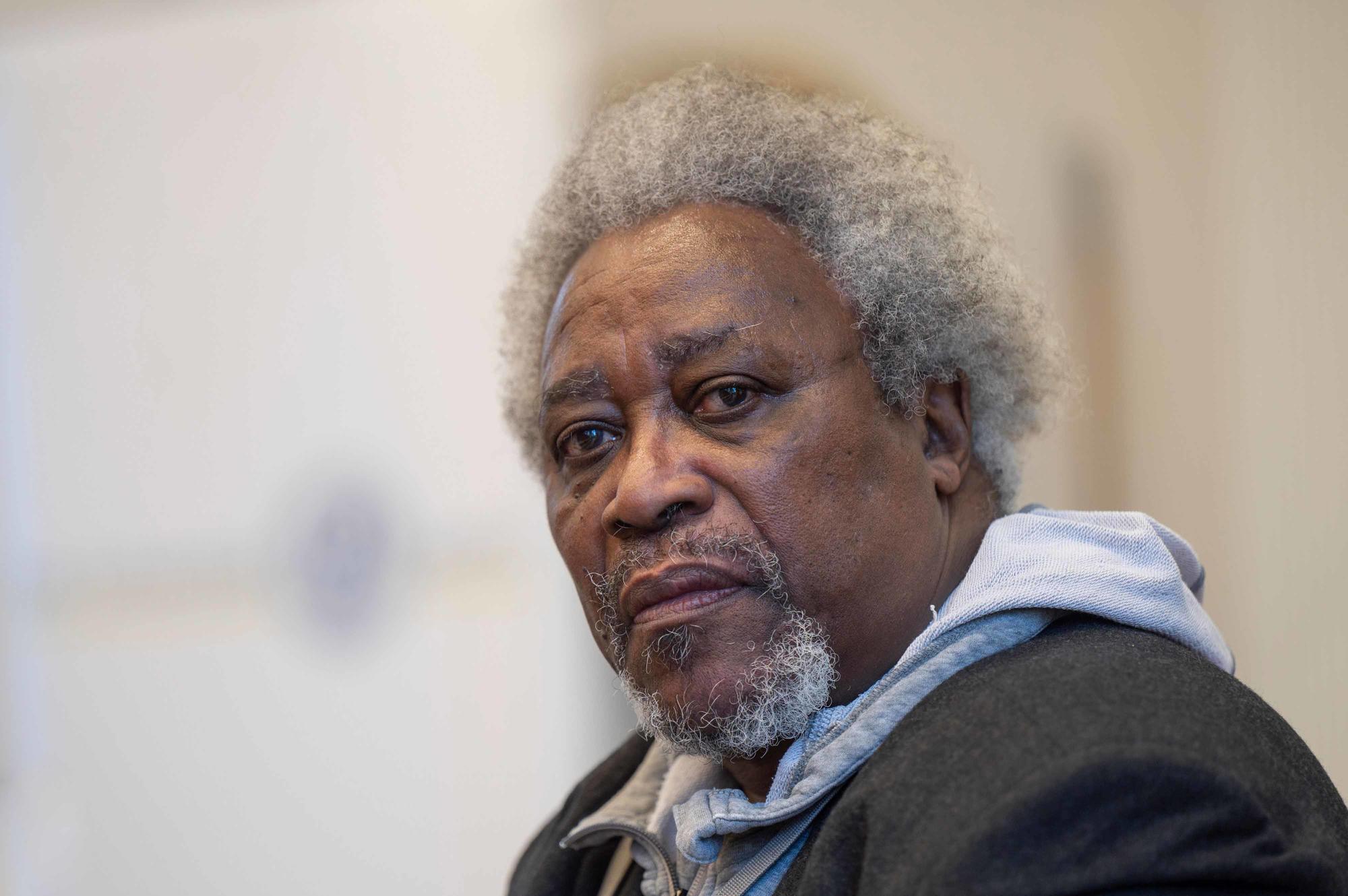 Porträtfoto von Mnyaka Sururu Mboro im Hörsaal der Biologie