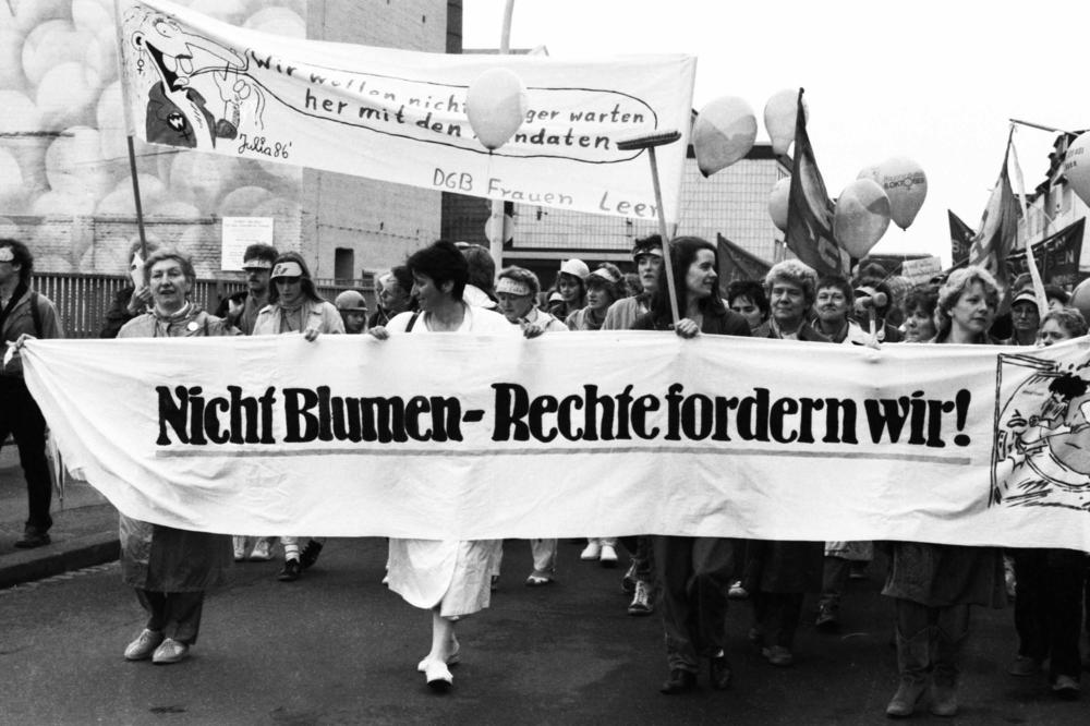 Anlässlich des Muttertags demonstrierten 3000 Frauen und wenige Männer im Jahr 1986 für die Rechte der Frauen.