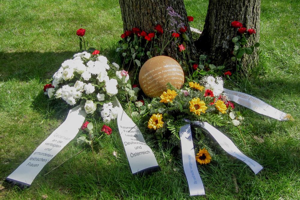 Eine von Petra Abel gestaltete Gedenkkugel ist den verfolgten und ermordeten lesbischen Frauen und Mädchen in Ravensbrück gewidmet.