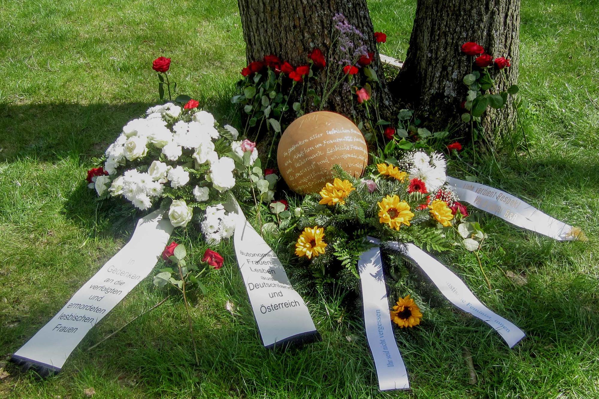 Eine von Petra Abel gestaltete Gedenkkugel ist den verfolgten und ermordeten lesbischen Frauen und Mädchen in Ravensbrück gewidmet.