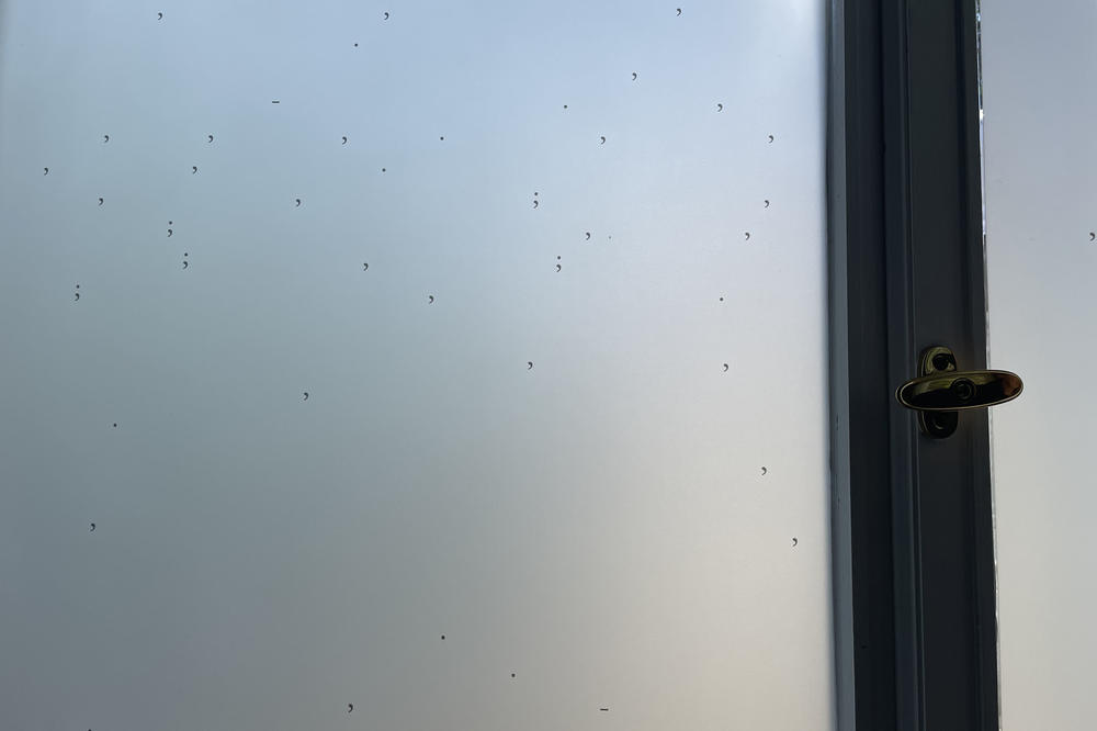 Die Vinylfolien mit insgesamt 836 Satzzeichen kleben auf 12 Fenstern.