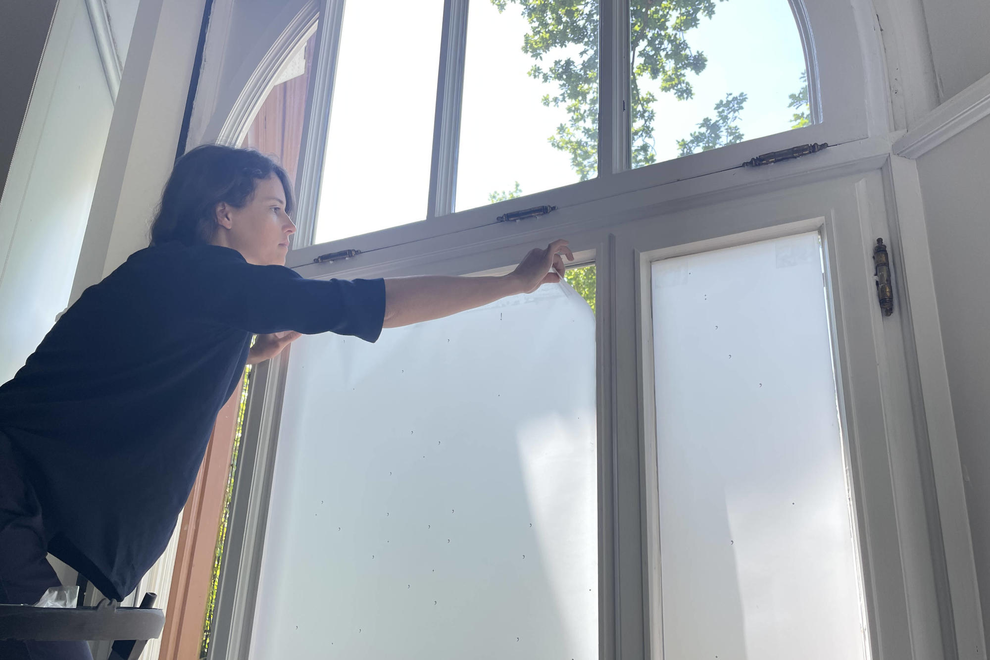 Folien am Fenster: Die Satzzeichen stehen für György Konráds Aufsatz „Gesicht und Maske“, den der ungarische Schriftsteller nicht wie geplant im 51. Band der LCB-Editionen veröffentlichen konnte: Als Dissident stand er unter Publikationsverbot.