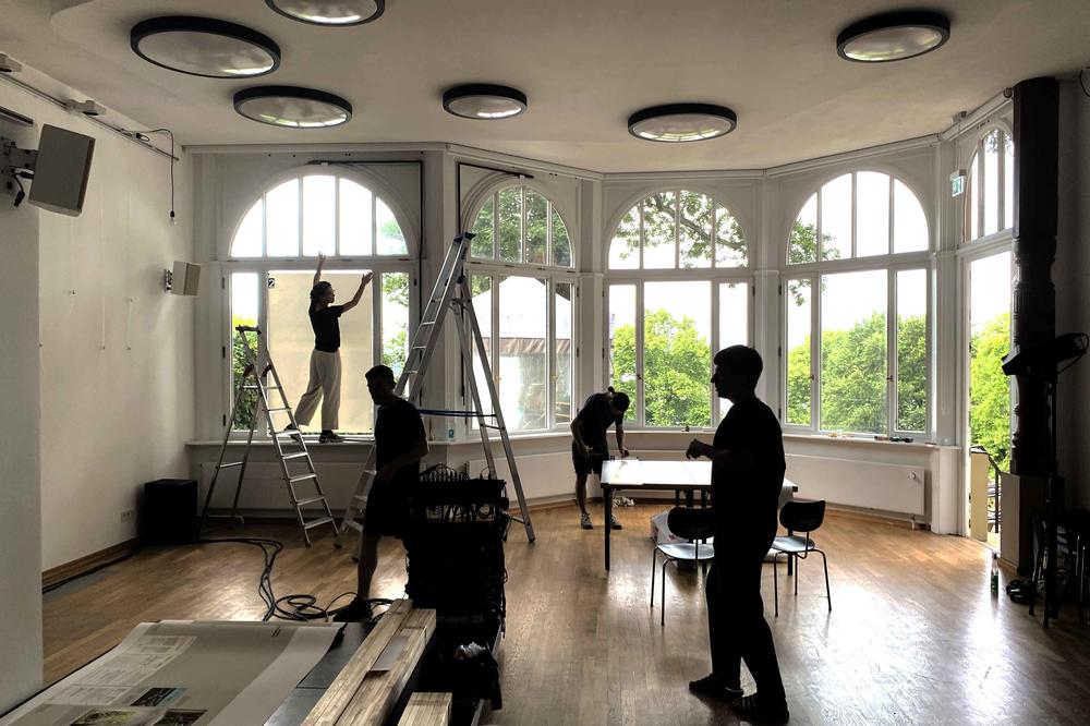 Aufbau der Ausstellung „LCB-Editionen 1968-89 – eine Re-Lektüre“, am Fenster prüft Elfi Seidel ihren Beitrag „Gesicht und Maske“.