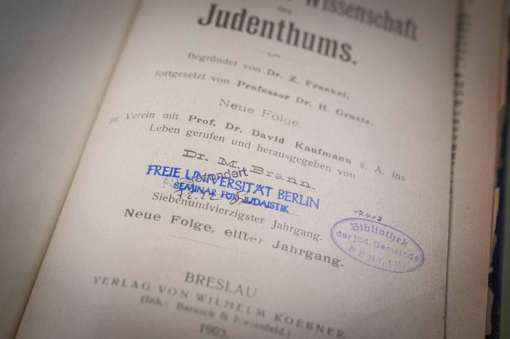 Wem hat das Buch einst gehört? Mit dieser Frage beginnt die Ermittlungsarbeit.