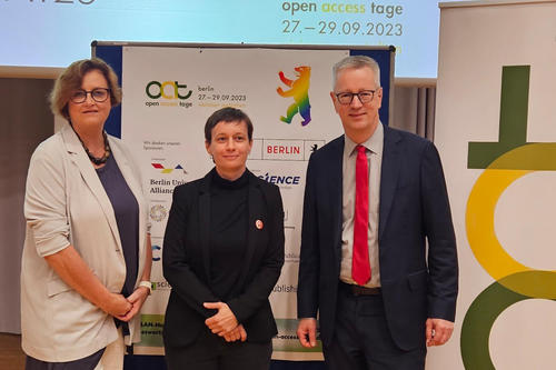 Von links nach rechts: Berlins Wissenschaftssenatorin Dr. Ina Czyborra, Dr. Maxi Kindling Open Access Büro Berlin und Prof. Dr. Günter M. Ziegler, Präsident der Freien Universität Berlin