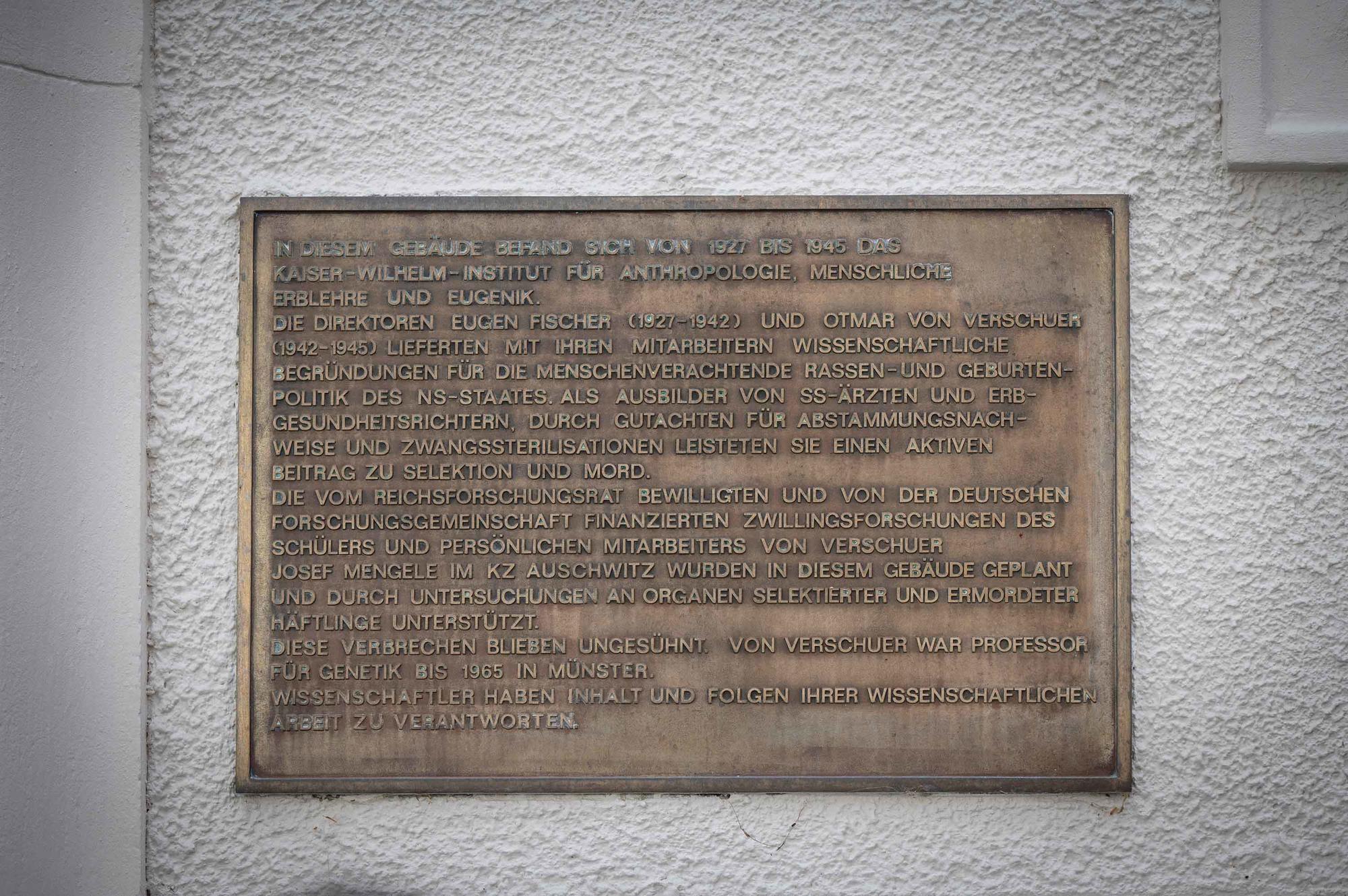 Eine Gedenktafel am Eingang des Gebäudes Ihnestraße erinnert an die NS-Verbrechen.