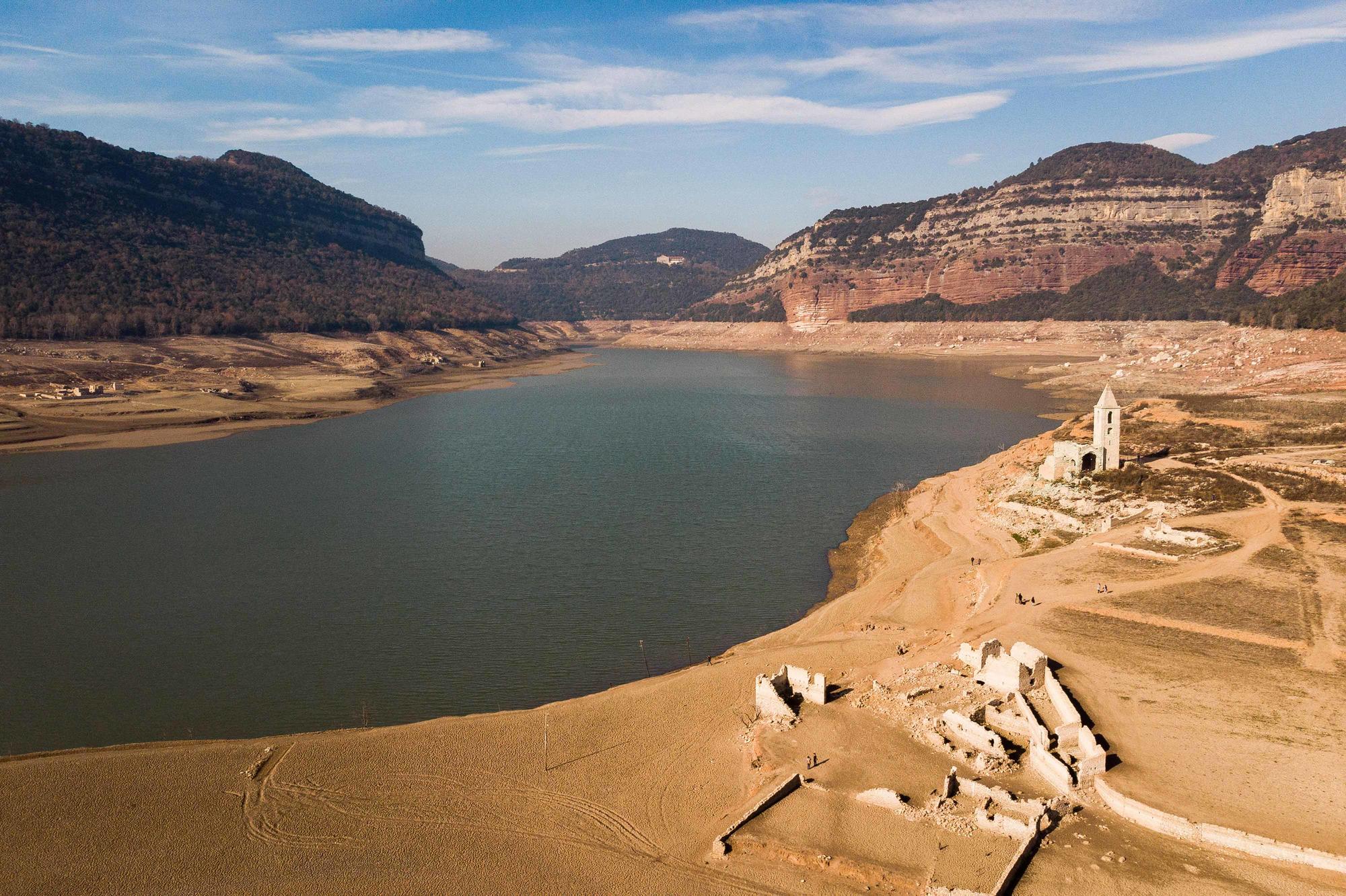 Die alte Kirche von Sant Romà de Sau in Katalonien ist eigentlich von einem Stausee überflutet. Durch die große Wasserknappheit kann man sie aber wieder sehen.