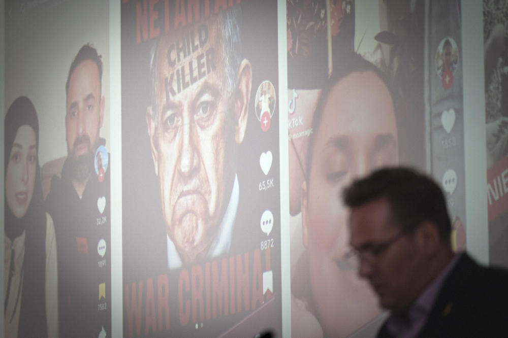 Projektion einer Präsentation auf der Leinwand, davor Tobias Ebbbrecht-Hartmann im Schattenriss
