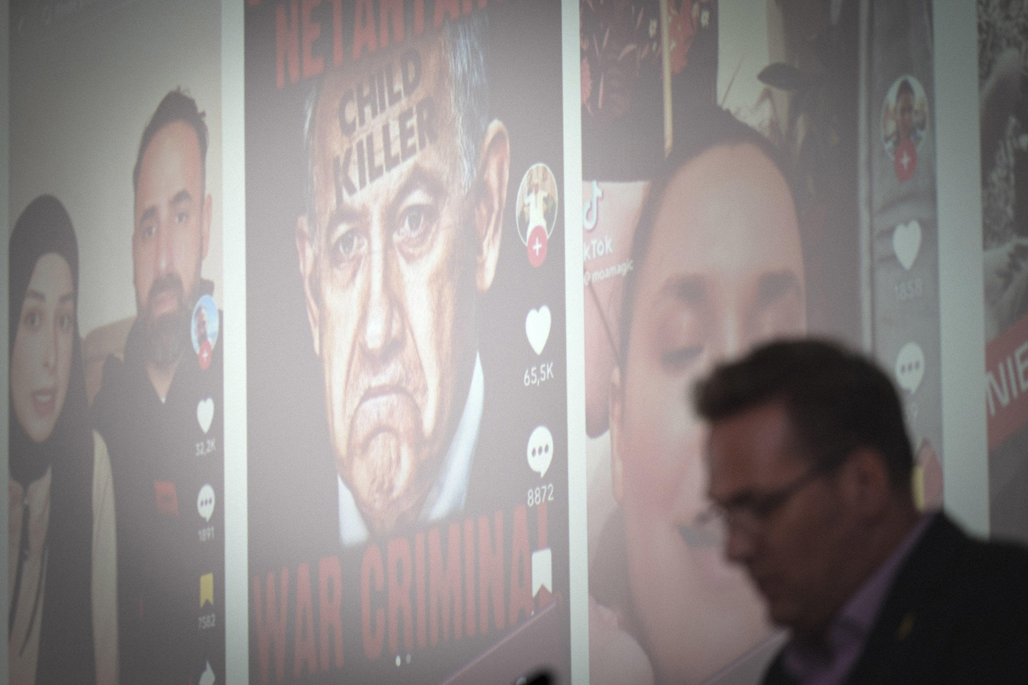 Projektion einer Präsentation auf der Leinwand, davor Tobias Ebbbrecht-Hartmann im Schattenriss