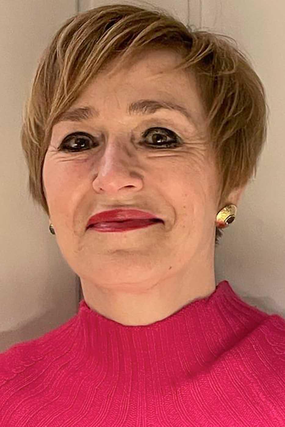 Porträtfoto von Sabine Kropp im roten Rollkragenpullover