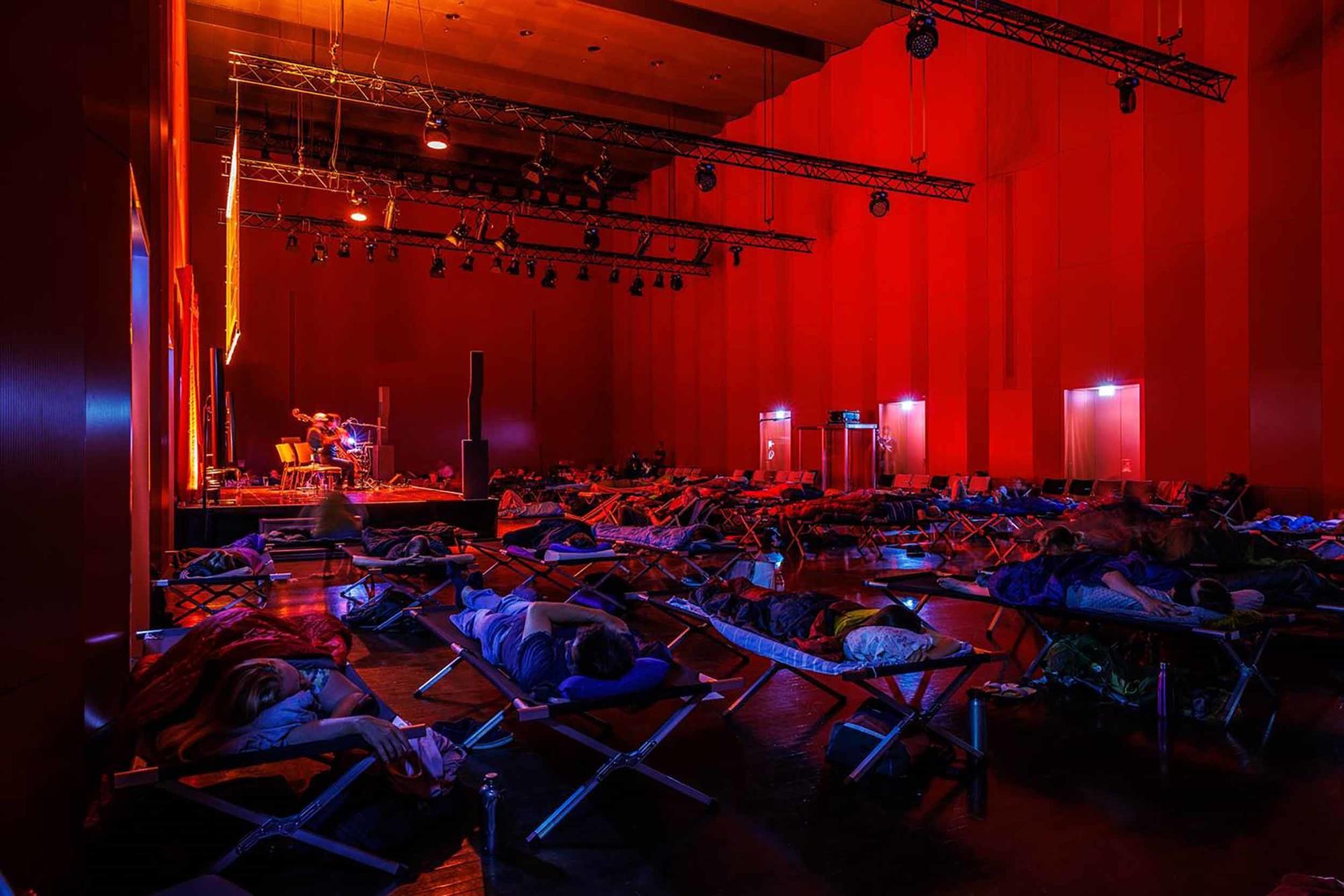 Bitte einschlafen! Klaus Janek und Miriam Akkermann im Juni 2023 auf der Bühne im Rahmen der Veranstaltungsreihe Sound & Science in Dresden.