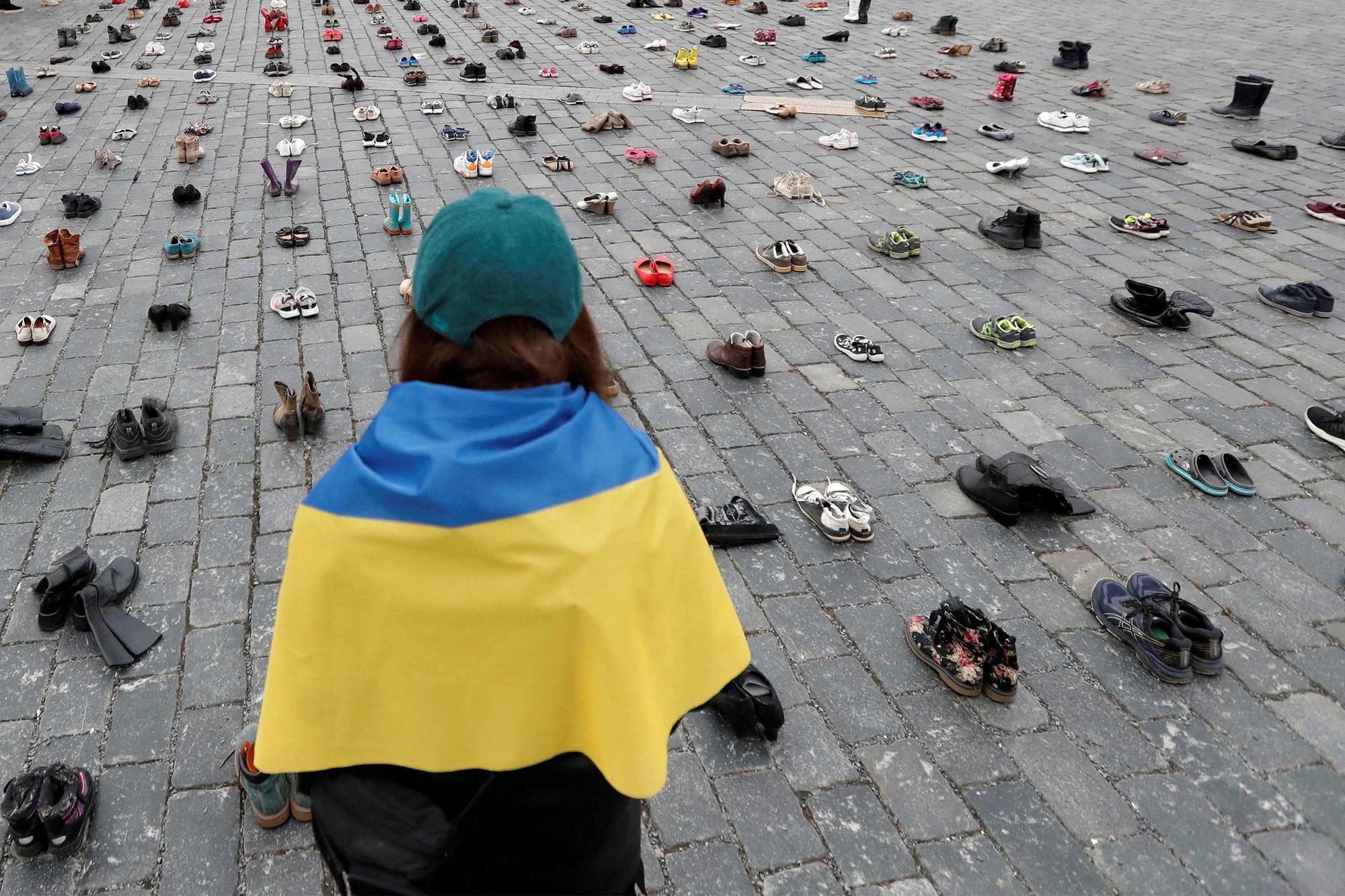 Leere Schuhe als Symbol für russische Kriegsverbrechen: Wie kann die Invasion in der Ukraine beendet werden? Und wie könnte eine Ordnung in der Zeit danach aussehen?