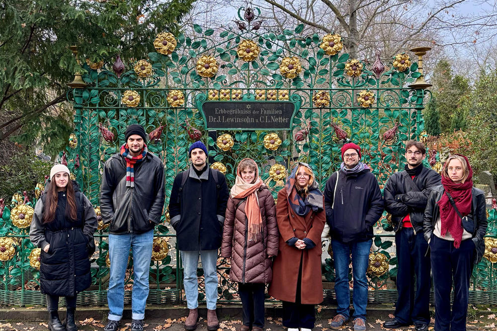 Studierende des Masterstudiengangs Public History vor einem Grab auf dem Jüdischen Friedhof in Berlin-Weißensee, November 2024.