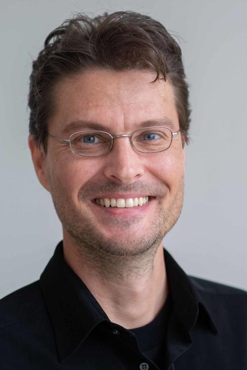 „Wenn Intelligenz ganz unterschiedliche Formen hat, können wir auch nicht erwarten, dass KI auf einer alles umfassenden Skala menschliche Intelligenz erreicht“, sagt Robin Hiesinger, Professor für Neurobiologie an der Freien Universität.