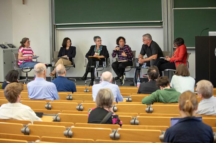 Zur Situation an US-Hochschulen: (v. l. n. r.) Moderatorin Katja Weber im Gespräch mit Lora Anne Viola, Kathrin Zippel, Rachel Tausendfreund, Mattias Kumm und Tanja Börzel.