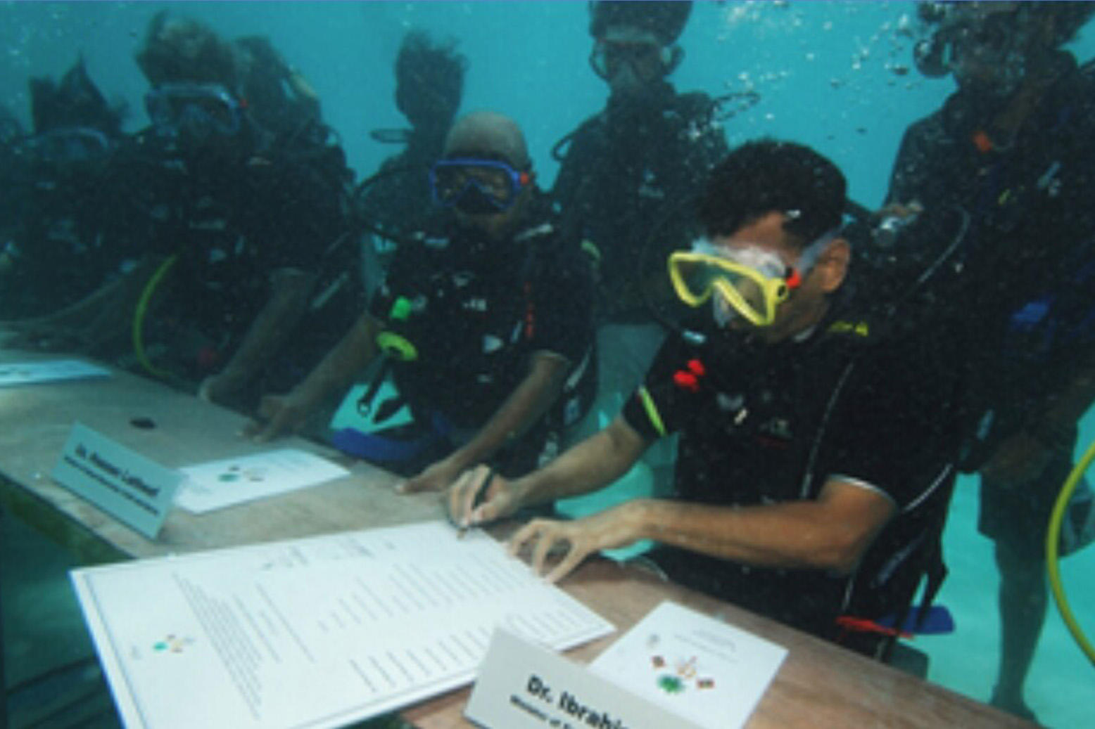 Um auf die Bedrohung seines Landes durch den Klimawandel aufmerksam zu machen, berief der maledivische Präsident Mohamed Nasheed sein Kabinett am 1. Januar 2000 zu einer Unterwassersitzung ein.