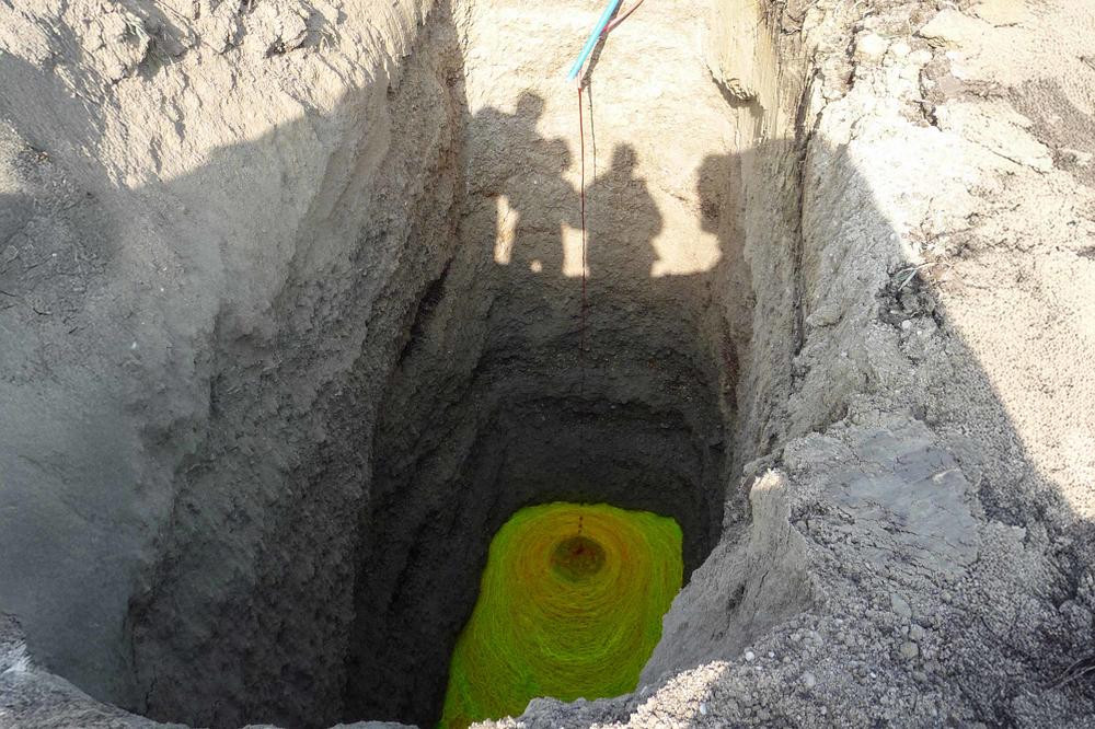 Angefärbtes Grundwasser macht die Bewegung im Porengrundwasserleiter sichtbar.