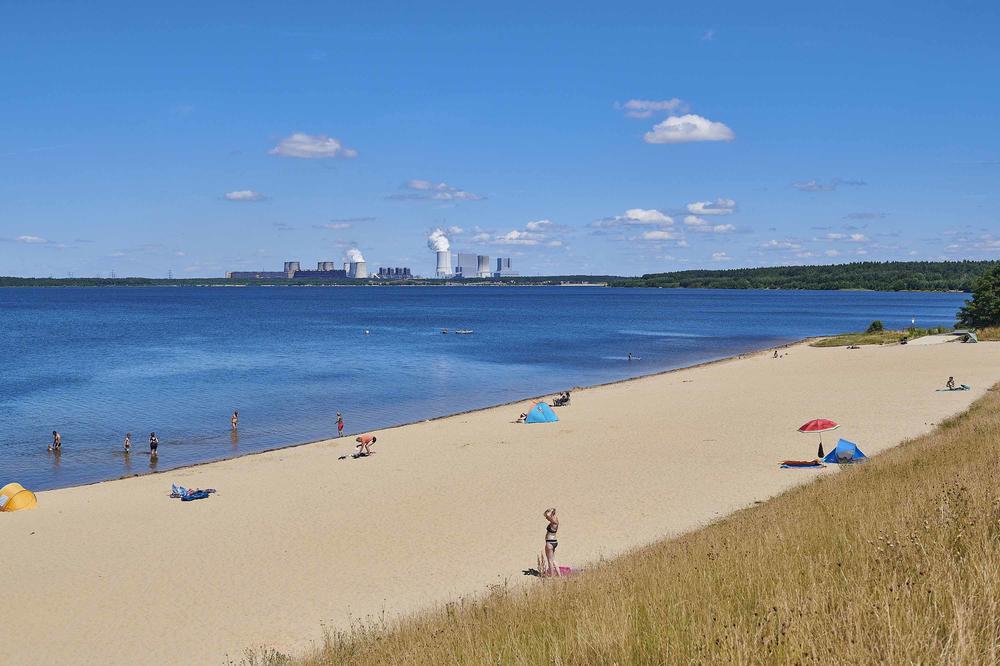 Idylle in der Lausitz? Das geflutete Restloch des Tagesbaus Bärwalde, dahinter das Braunkohlekraftwerk.