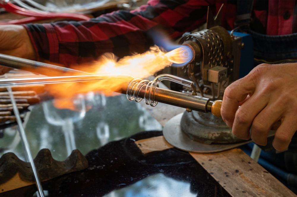 Auch Fachbereichswerkstätten wie etwa die Glasbläserei helfen bei nachhaltigen Lösungen.