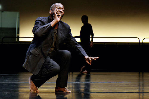 „Der dritte Körper" ist die Abschlussperformance überschrieben, die der aus Benin stammende Tänzerchoreograf Koffi Kôkô mit Studierenden der Freien Universität entwickelt hat. Das Foto zeigt Kôkô bei der Probe zu „Mistral“, im Juli 2014.