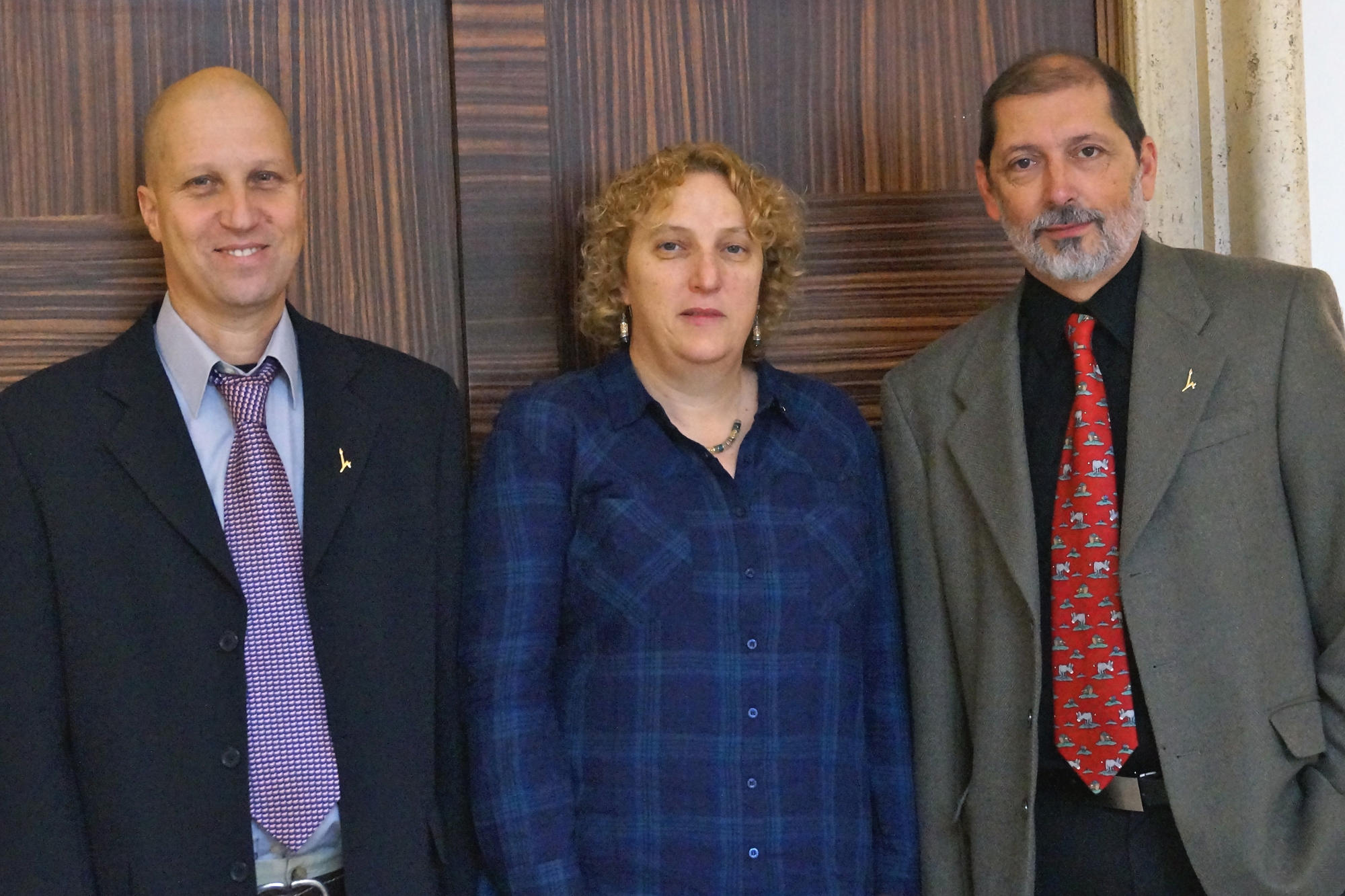 Amir Steinman (l.), promovierter Tiermediziner und Leiter des Veterinary Teaching Hospital der Koret School of Veterinary Medicine sowie deren Verwaltungsleiter Andrei Ianc (r.) mit Rachel Elyasyan.