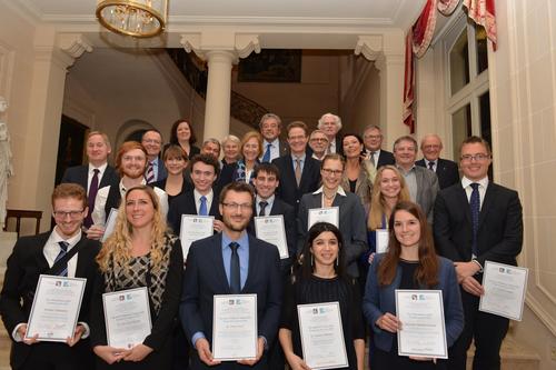 Ausgezeichnet: Karima Relizani (vorne, 2. v. r.) hat an der Freien Universität und der Université Pierre et Marie Curie promoviert. Natalie Welfens (3. Reihe, 2. v. l.)  hat den Doppelmaster an der Freien Universität und Sciences Po absolviert.