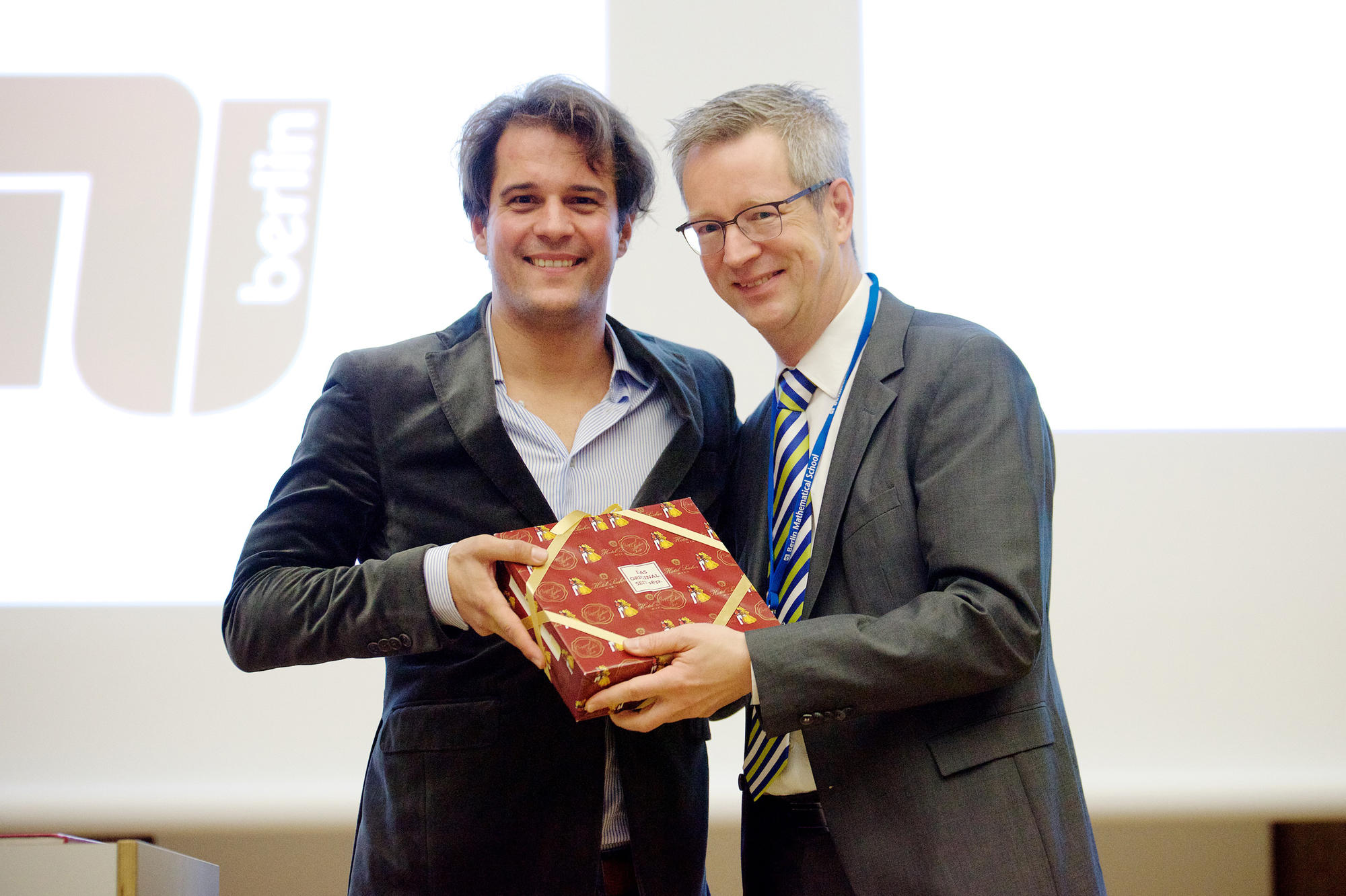 Süße  Glückwünsche zum zehnten Geburtstag: Michael Eichmair, der erste Hauptvortragende auf der Jubiläumsfeier, gratulierte der BMS mit stilechten Wiener Grüßen – einer Sachertorte.