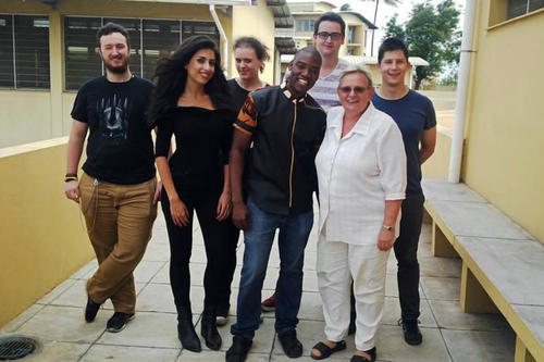 Pegah Ghojavand (2. von links) mit dem Auszubildenden-Team und dem Netzwerkadministrator des Instituto Superior Dom Bosco in Maputo