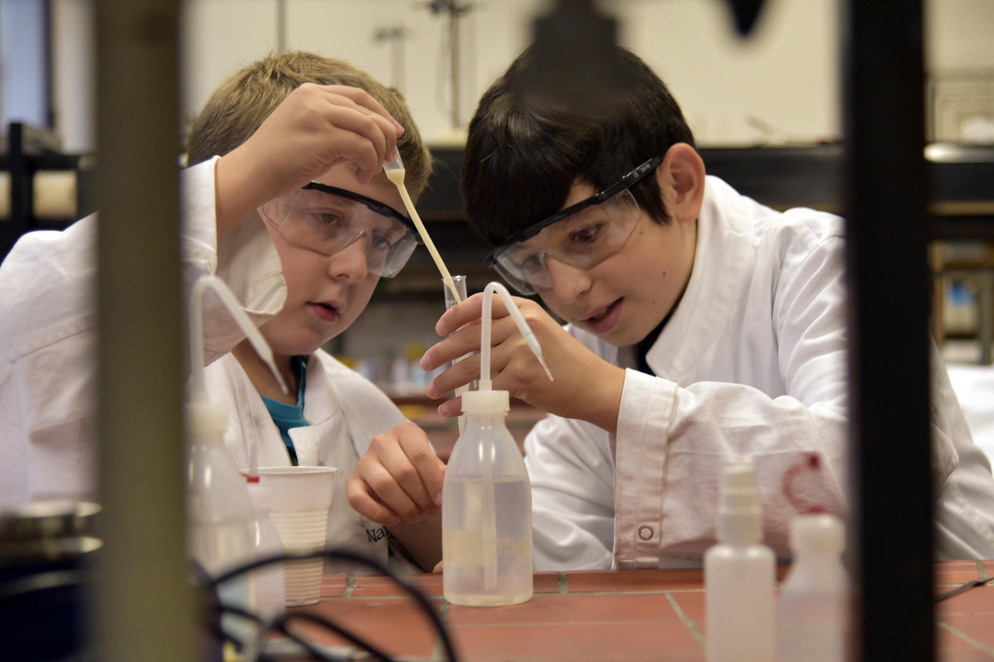 Simon untersucht mit einem kleinen Forscherkollegen Sojamilch.