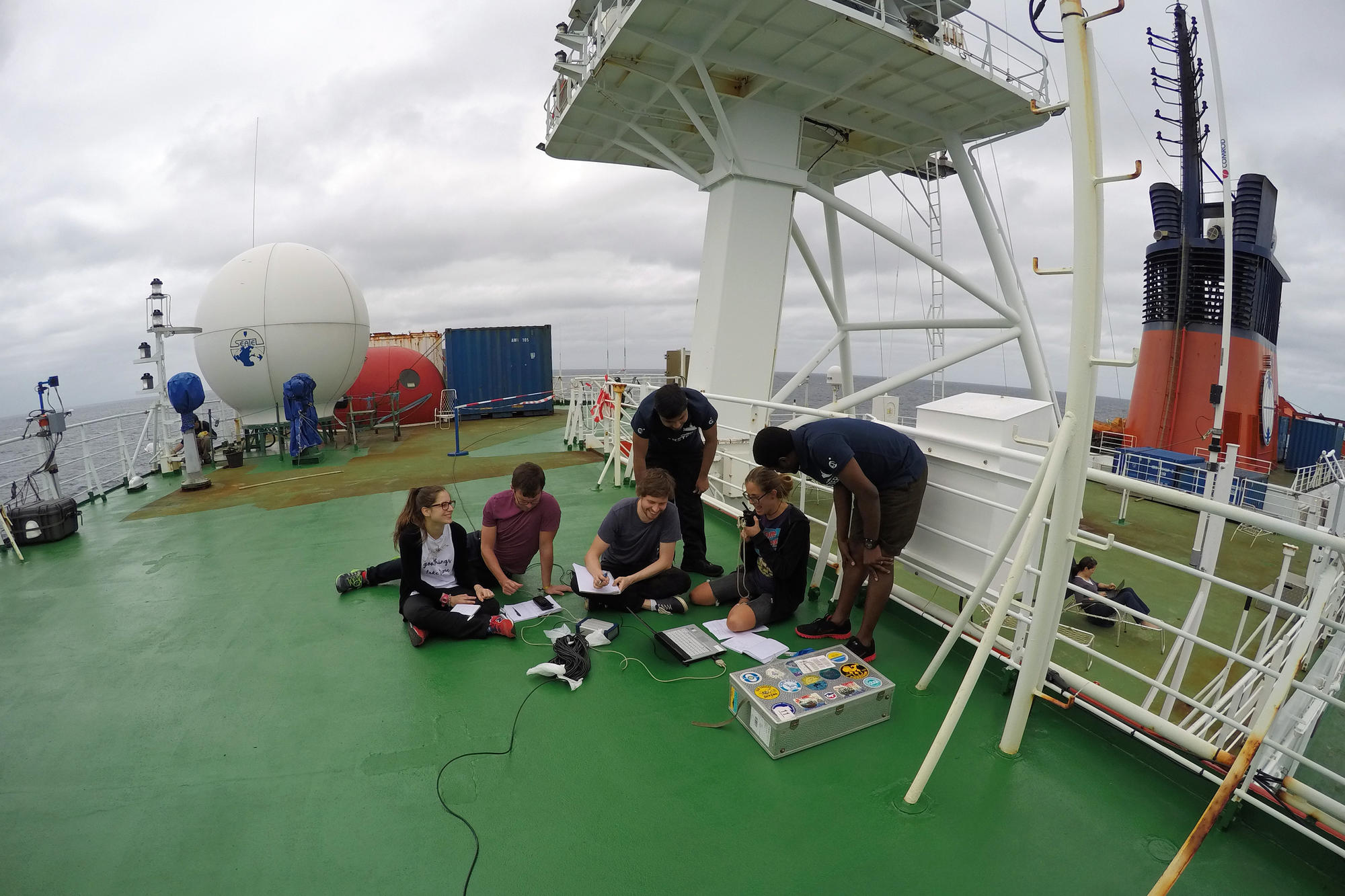 Studierende bei Messarbeiten auf der „Polarstern“.