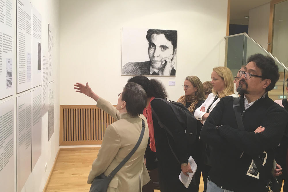 Das aus Fäden gespannte Kunstwerk im Hintergrund zeigt den spanischen Autor. Wie sehr seine Dichtung und sein Schicksal Autoren weltweit beeinflusst haben, dokumentieren Texte und Bilder.