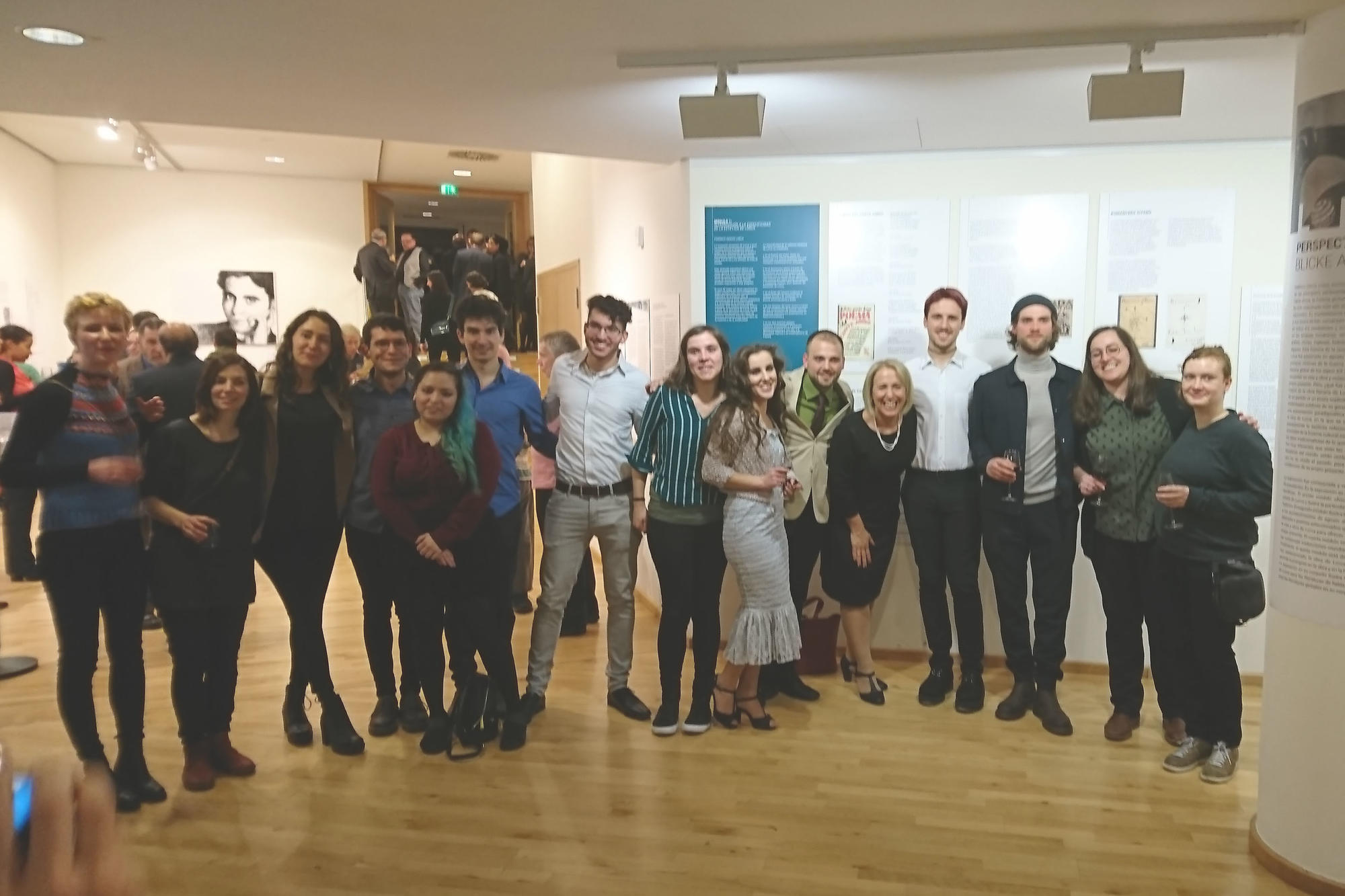 Kuratieren als Seminarleistung: Studierende mit Professorin Susanne Zepp.