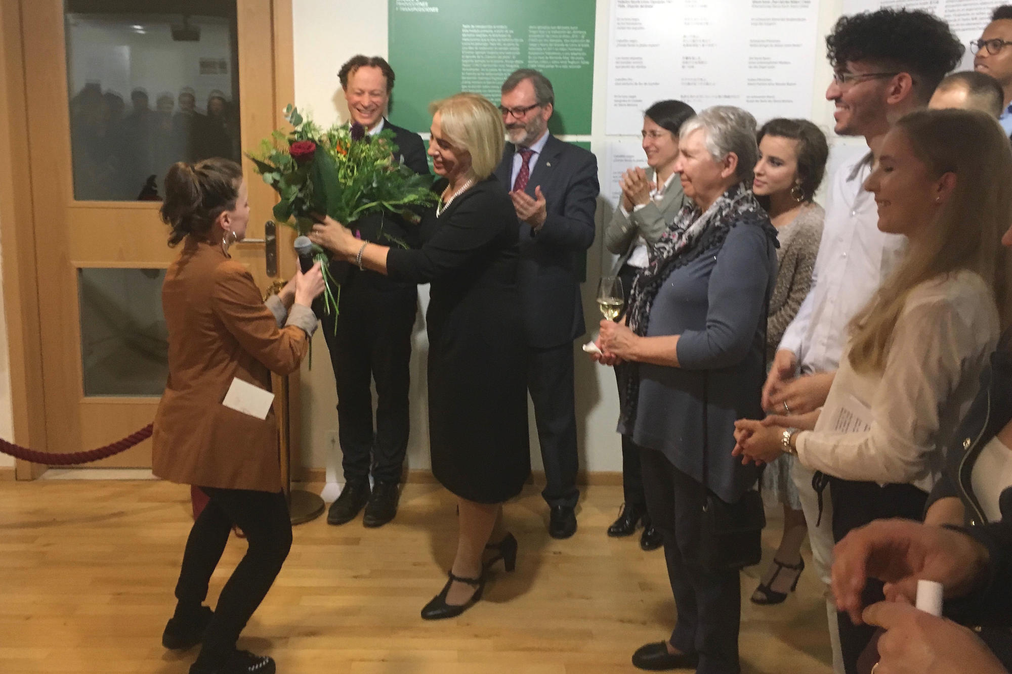 Dank an Susanne Zepp (r.), die das Masterseminar geleitet hat, in dem die Ausstellung entstanden ist. Hinter ihr: Vizepräsident Prof. Dr. K. Hoffmann-Holland (l.), Freie Universität, Ricardo Martínez, Spanischer Botschafter in Berlin, und Studierende