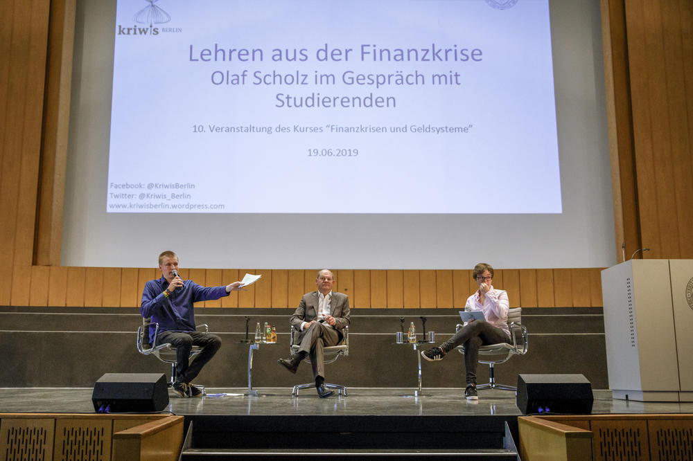 Die VWL-Studierenden Lars Felder und Gerrit Schröter hatten Bundesfinanzminister Olaf Scholz ins Seminar eingeladen.