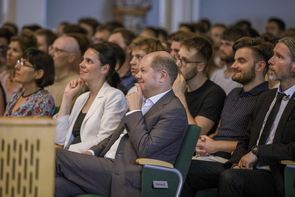 Nach dem Seminar setzte der Bundesfinanzminister den Austausch mit Studierenden fort: auf dem Sommerfest des Fachbereichs Wirtschaftswissenschaft.