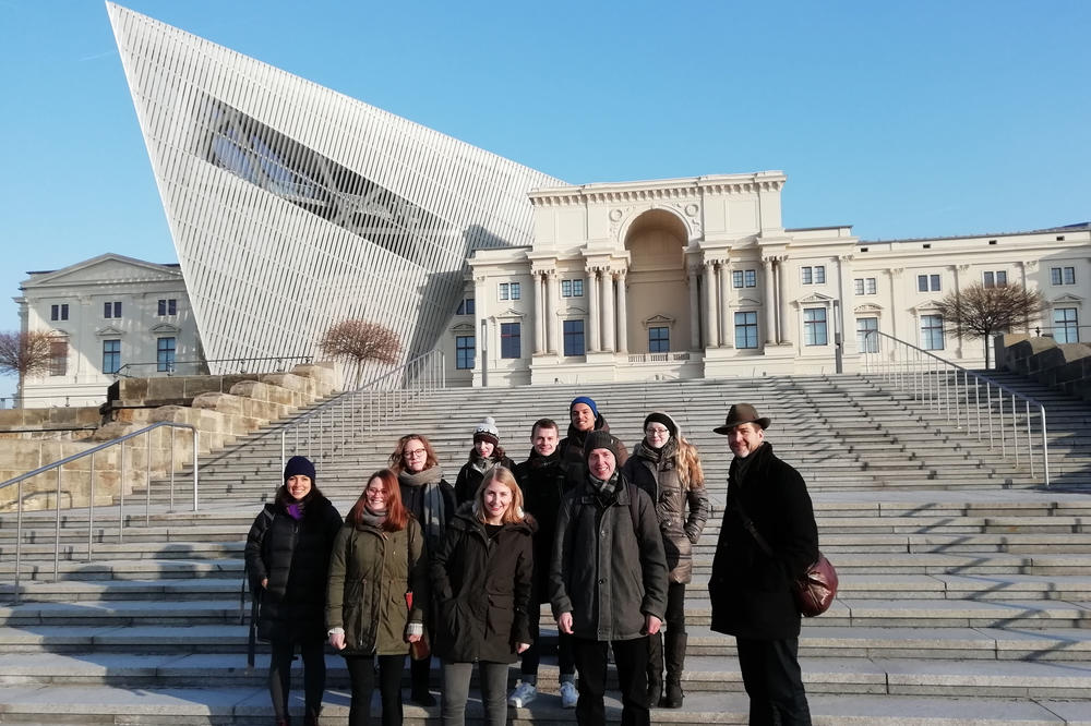 Im Militärhistorischen Museum der Bundeswehr in Dresden (MHM) bekam das Team Unterstützung bei der Identifizierung von Uniformen und militärischem Gerät. Außerdem gab das MHM zwei Fotoalben und ein Fotokonvolut in die Ausstellung.