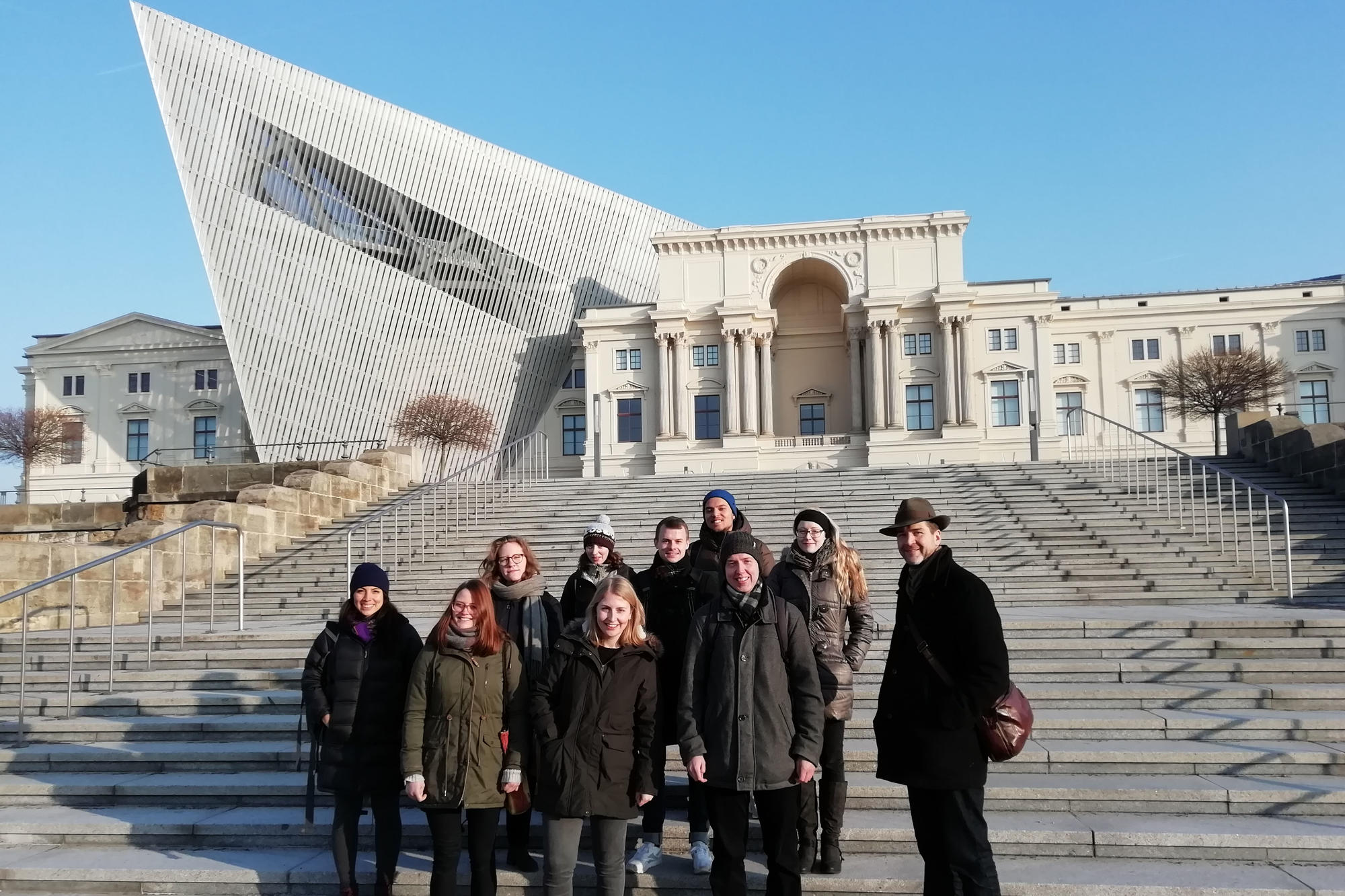 Im Militärhistorischen Museum der Bundeswehr in Dresden (MHM) bekam das Team Unterstützung bei der Identifizierung von Uniformen und militärischem Gerät. Außerdem gab das MHM zwei Fotoalben und ein Fotokonvolut in die Ausstellung.